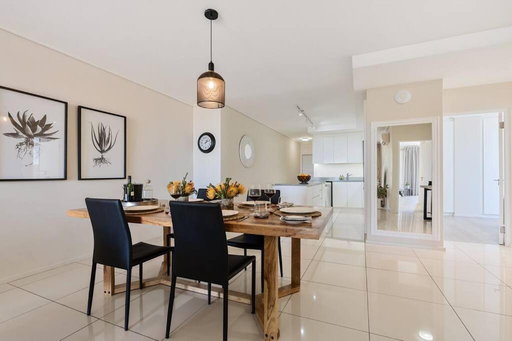 Stylish Point Getaway Apartment *